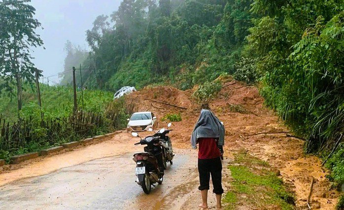 Sạt lở đất đổ ập xuống 3 ô tô đang di chuyển trên Quốc lộ 47 qua xã Yên Nhân, tỉnh Thanh Hóa