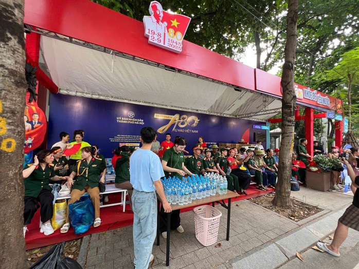 Tại "Trạm khách: A80 Tự hào Việt Nam", người dân xem diễu binh, diễu hành được hỗ trợ nước uống, quạt mát, chỗ ngồi