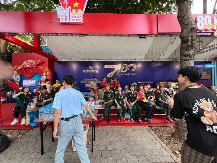 Rất nhiều cựu chiến binh xem diễu binh, diễu hành đã vào các "Trạm khách: A80 Tự hào Việt Nam" để nghỉ ngơi
