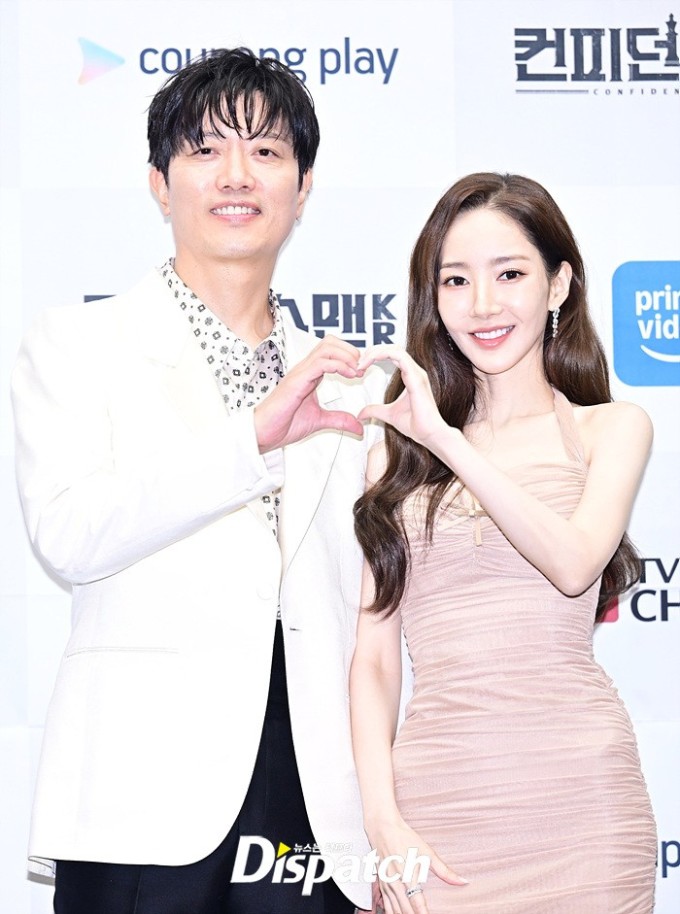 Cặp diễn viên chính, Park Hee Soon và Park Min Young tạo dáng đáng yêu trước ống kính.