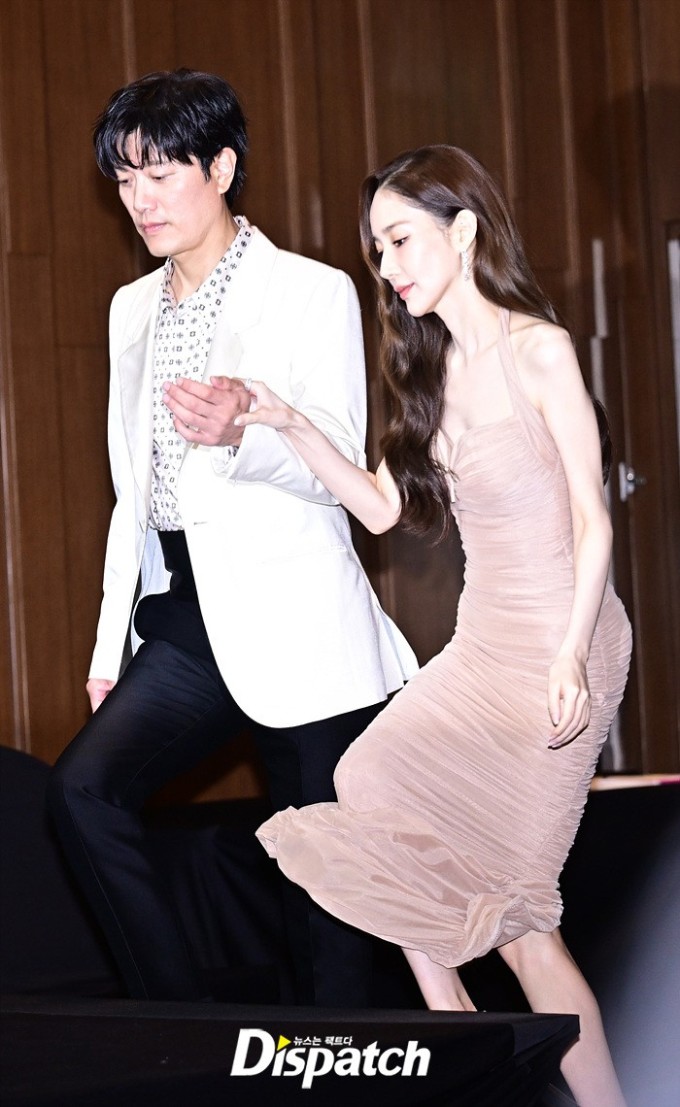 Diễn viên đi đôi giày cao gót, gặp khó khăn khi đi lại, phải nhờ đồng nghiệp hỗ trợ.