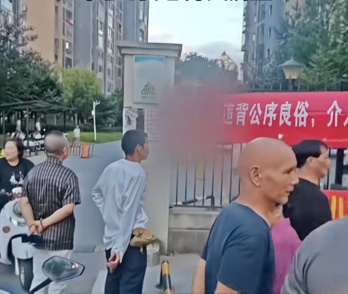 Khu vực nơi người vợ treo băng rôn. Ảnh: Douyin