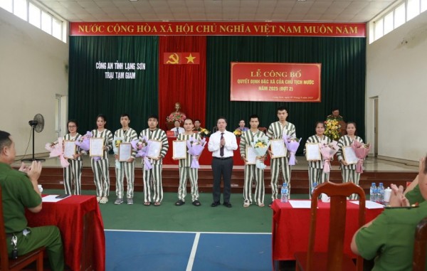 Phó Chủ tịch UBND tỉnh Đoàn Thanh Sơn trao quyết định đặc xá cho các phạm nhân.