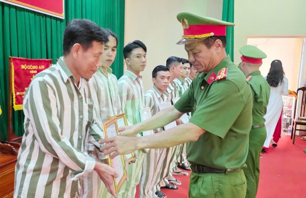 Đại tá Phan Văn Hái, Giám thị Trại giam Định Thành trao quyết định đặc xá cho các phạm nhân.