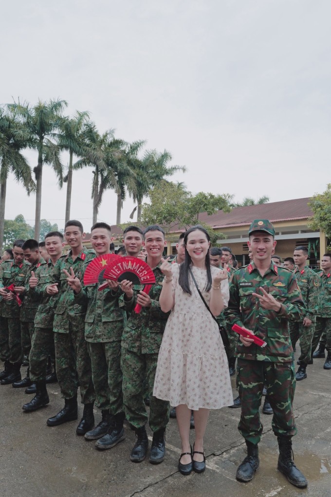 Quỳnh Anh khoe ảnh chụp cùng khối Tác chiến điện tử.