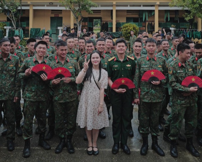 Đầm hoa babydoll cùng giày búp bê giúp bà mẹ hai con được khen dễ thương.