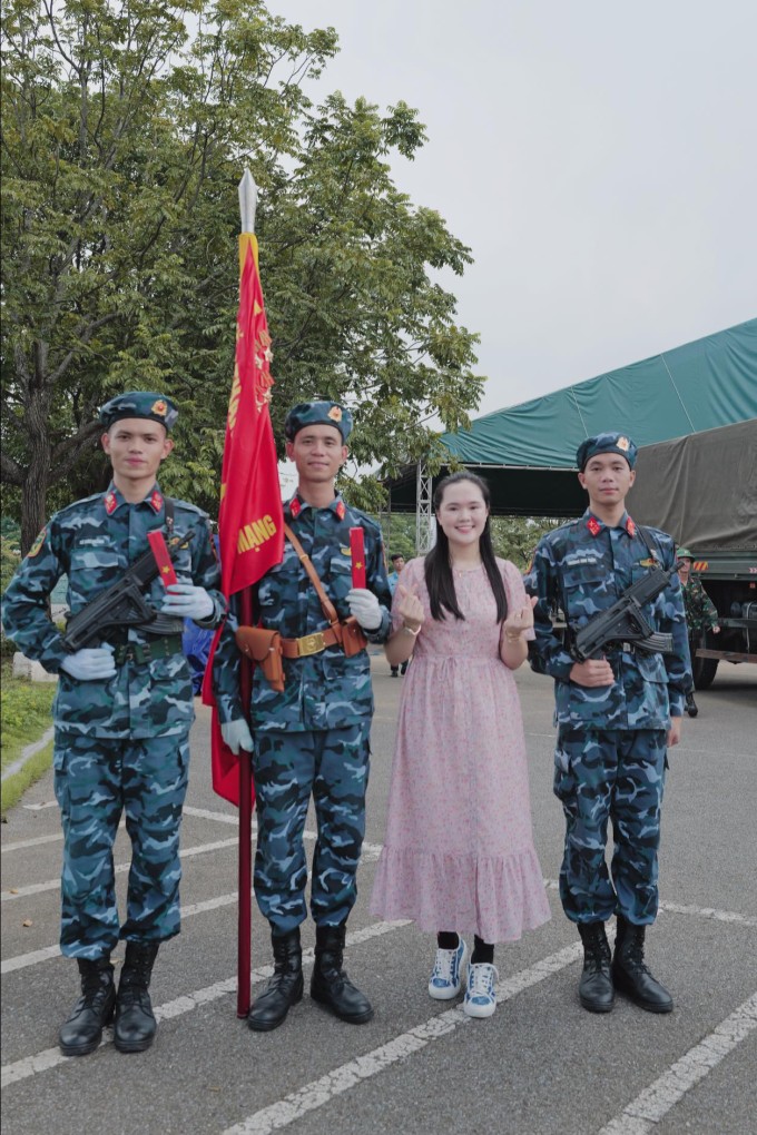 Bộ trang phục gồm đầm hoa, giày thể thao và tất đen khiến Quỳnh Anh bị chê trước đó.