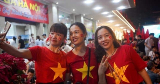 Người dân ‘cắm chốt’ quanh Ba Đình chờ lễ diễu ...