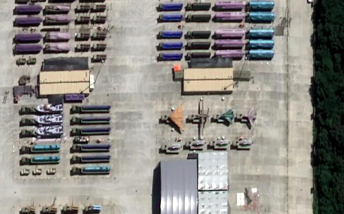 Hình ảnh vệ tinh cho thấy nhiều loại vũ khí, gồm máy bay không người lái và tên lửa, đậu đỗ ở khu tập kết bên ngoài thủ đô Bắc Kinh. Ảnh: archive.is