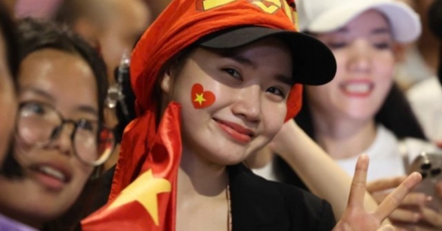 Người dân ‘cắm chốt’ quanh Ba Đình chờ diễu bin...