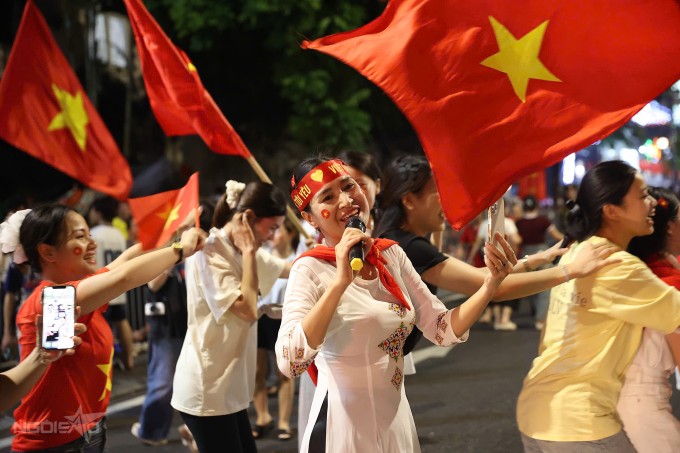 Trên phố Lê Trực, người dân 