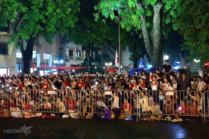 Khu vực xung quanh Quảng trường Cách mạng tháng 8 như một concert đích thực khi những ánh đèn flash của người dân đung đưa theo nhịp điệu từ các ca khúc cách mạng đến bài hát trẻ trung, sôi động. Ảnh: Lê Tuấn Tâm