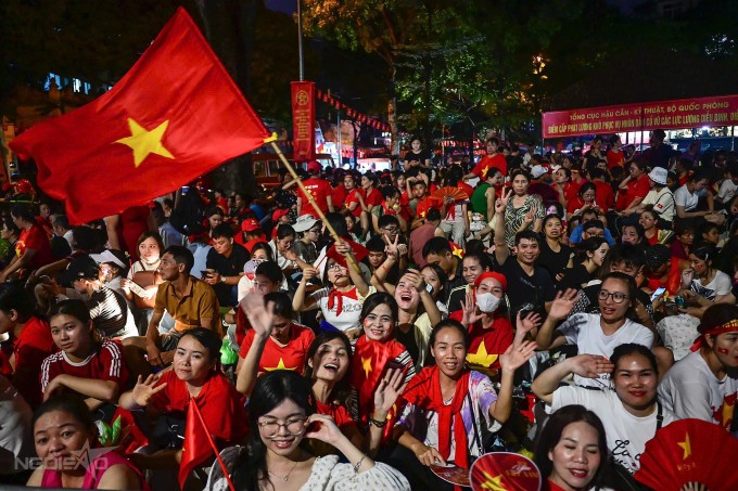 Còn hơn 10 tiếng nữa, lễ diễu binh chào mừng 80 năm Cách mạng tháng Tám thành công và Quốc khánh nước Cộng hòa Xã hội Chủ nghĩa Việt Nam mới bắt đầu, đông đảo người dân đã tập trung trên khắp các tuyến đường Hà Nội, tạo nên không khí rộn ràng, náo nhiệt.