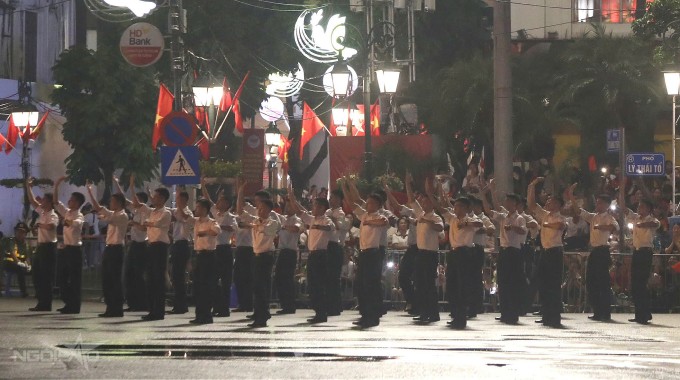 Học viên trường sĩ quan chính trị biểu diễn nhiều tiết mục nhảy múa trong tiếng hò reo cổ vũ của người dân. Ảnh: Lê Tuấn Tâm