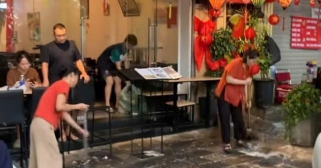 Nhân viên nhà hàng đổ xà phòng, xả nước khi ngư...