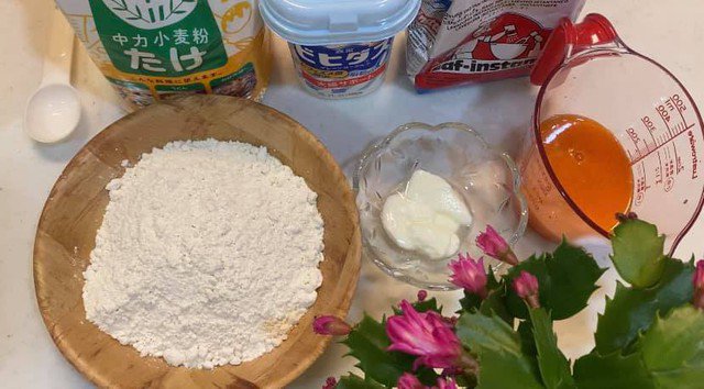 Nguyên liệu gồm có: Bột mì 280g( bột làm bánh mì); Sữa chua 30g( không đường); Nước carot 140ml. Bột màu đỏ 2muỗng nhỏ; Men nở 3g; Muối 1 thìa; Đường 1 thìa; Dầu ăn 1 thìa ; Bột làm ngôi sao; Bột mì 2 thìa; Một ít nước carot; Dầu ăn 1/2 thìa; Một ít bột màu vàng.