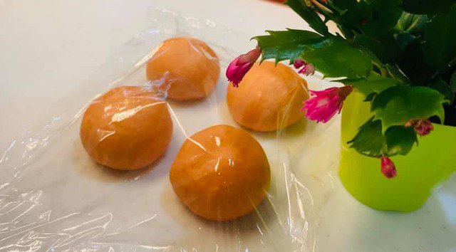 Cho bột ra bàn sạch, nhồi tay khoảng 5 phút cho mịn. Vo tròn rồi cho vào thau bọc túi kính để ủ bột 40phút cho bột nở gấp đôi.