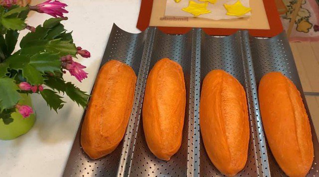 Bánh đã nở to. Dùng dao thật bén để nghiêng 30 độ rạch dứt khoát 2 lần. Xịt nước lên bánh rồi đem đi nướng ngay. Nướng lần 1: 210°c 15 phút.