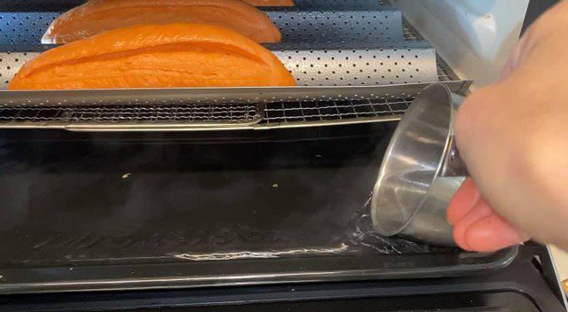 Chú ý không để bánh nở to quá khi cắt( rạch) bánh tạo “cánh”, bánh sẽ xẹp ngay và không nở phồng lên nữa. Làm chay cứng bánh.