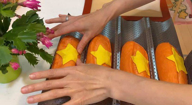 Lấy bánh ra, đặt hình bột ngôi sao vàng lên giữa bánh.
