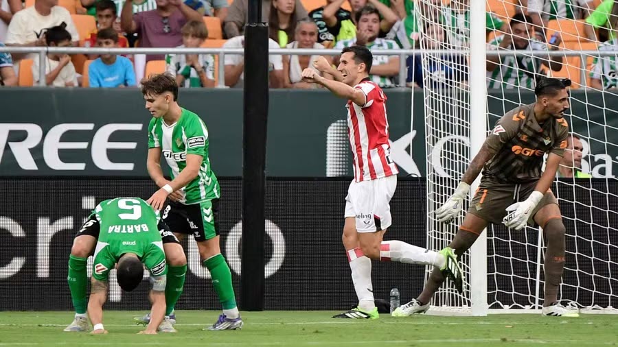 Bartra đá phản khiến thế trận đảo chiều