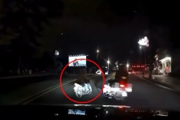Clip: Thanh niên đánh võng “cà khịa” ô tô, chưa kịp ngầu đã gặp CSGT