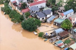 Lũ tràn vào xóm làng ngoại thành Hà Nội