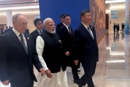 Thế giới - Khoảnh khắc ông Putin, ông Modi và ông Tập Cận Bình sánh vai bước đi tại hội nghị SCO