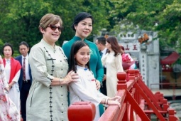 Tin tức trong ngày - Phu nhân Tổng Bí thư và Phu nhân Bí thư thứ nhất, Chủ tịch nước Cuba dạo phố