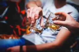 Sức khỏe đời sống - Người có dấu hiệu này, 1 giọt rượu cũng không nên uống thêm