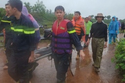 Đi qua đập tràn, cả gia đình bị lũ cuốn, người vợ tử vong
