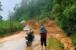 Sạt lở núi ập xuống 3 ô tô đang di chuyển trên đường