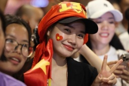 Tin tức trong ngày - Người dân 'cắm chốt' quanh Ba Đình chờ lễ diễu binh