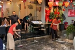 Tin tức trong ngày - Nhân viên nhà hàng đổ xà phòng, xả nước khi người dân ngồi chờ xem diễu binh A80