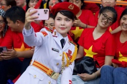 Bạn trẻ - Cuộc sống - Nữ thượng úy khối Quân nhạc "gây sốt" với gương mặt xinh như hoa hậu