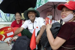 Tin tức trong ngày - Khách 'cố thủ' ngoài đường hai đêm chờ xem diễu binh 2/9