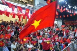 Du lịch - Khách Tây lạ lẫm giữa 'rừng' cờ đỏ sao vàng ở Hà Nội
