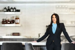 Thị trường - Tiêu dùng - Cô gái làm 'bà mai' cho giới siêu giàu, có mối kiếm được 13 tỷ đồng