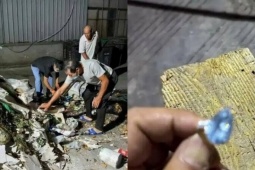 Kinh doanh - Người phụ nữ vứt nhầm nhẫn cưới 368 triệu, nhân viên vệ sinh bới núi rác tìm lại