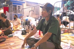 Tin tức trong ngày - Thức trắng đêm giữ chỗ, háo hức từng giây chờ xem diễu binh 2/9