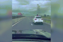 Tin tức trong ngày - Xác định người để trẻ thò đầu qua cửa xe trên cao tốc Vĩnh Hảo-Phan Thiết