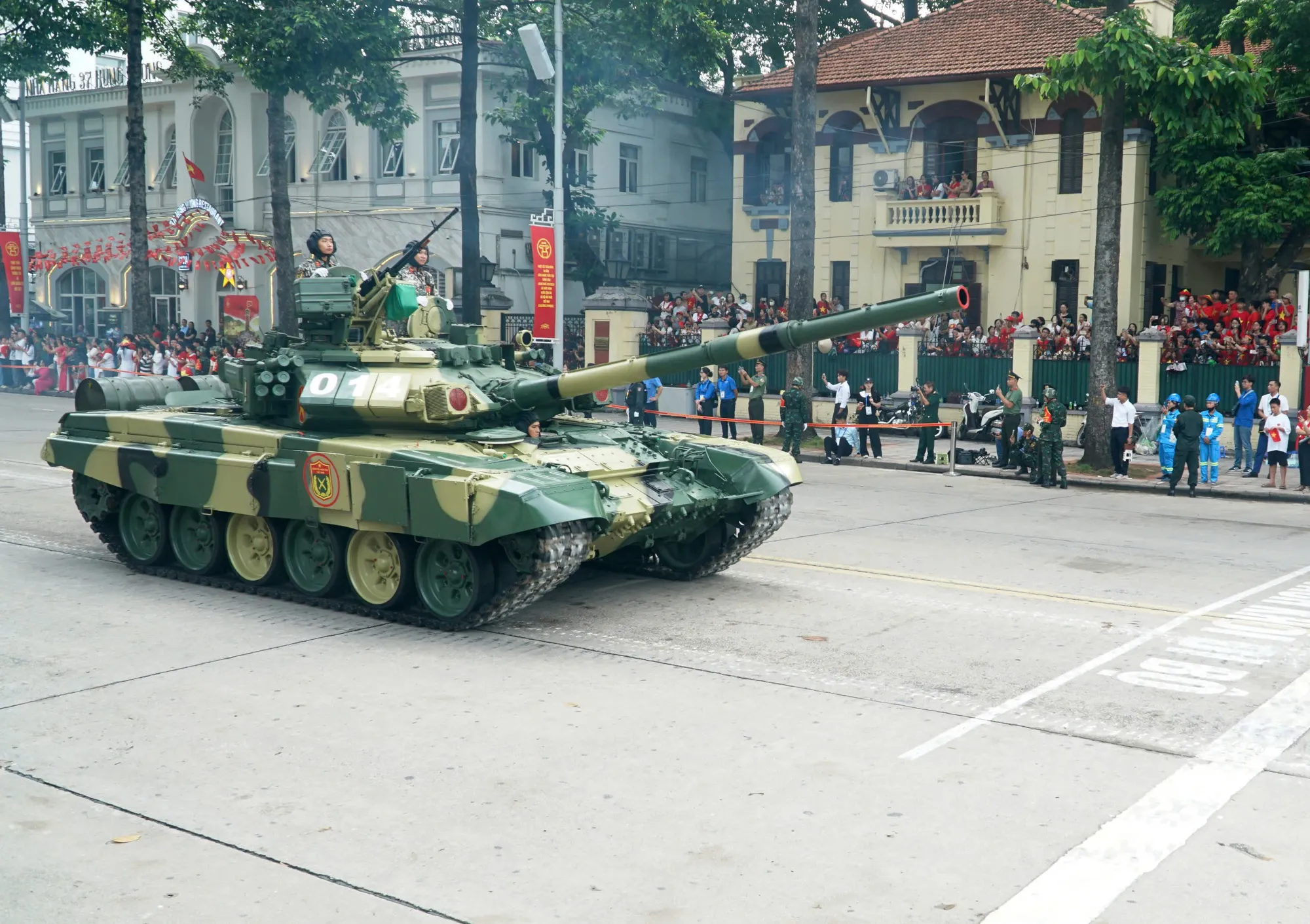 Uy lực từ dàn khí tài hiện đại bậc nhất của Quân đội tại A80 - 7