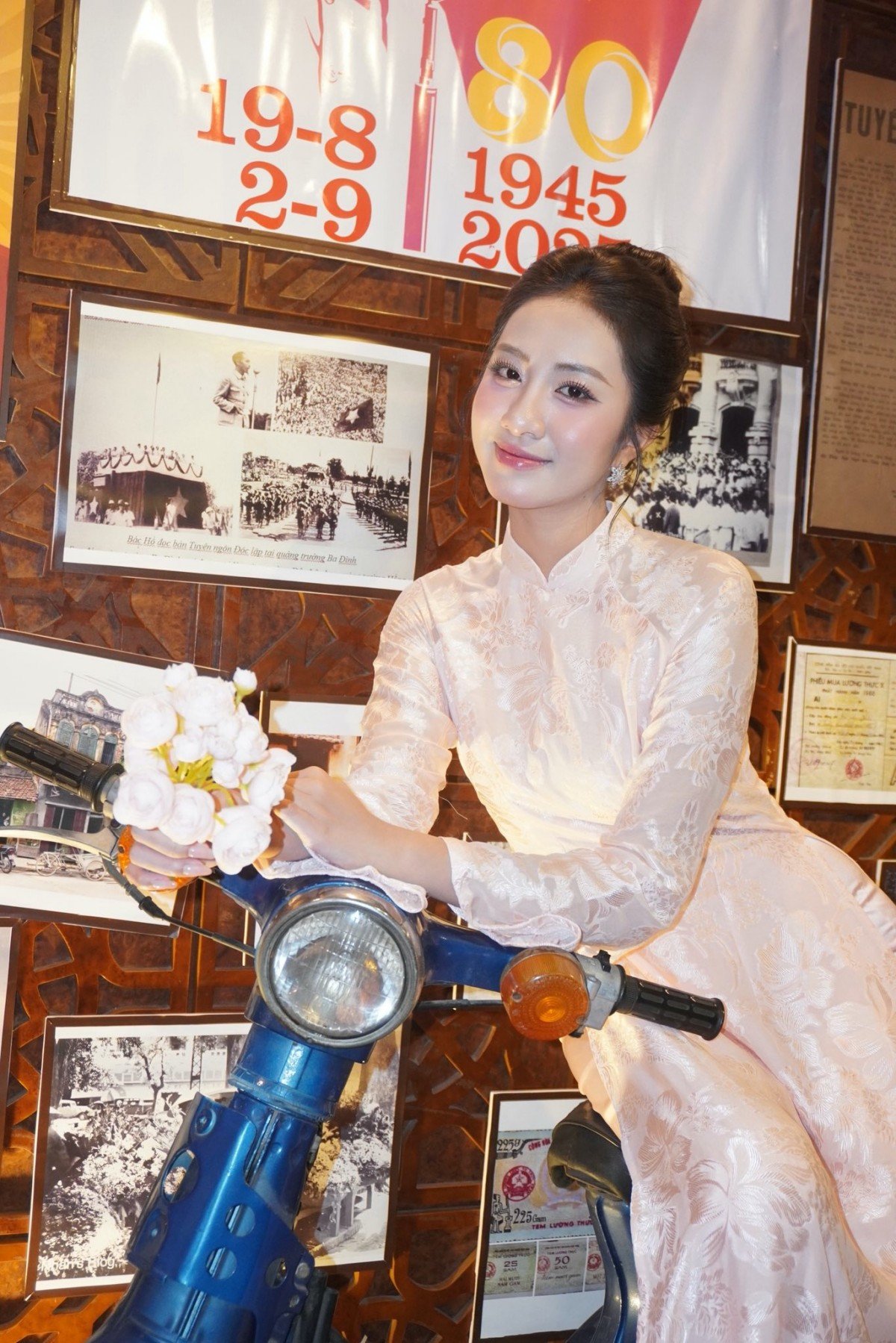 Nàng hậu có bộ ảnh xinh đẹp dịu dàng, mang đậm phong cách thiếu nữ Hà thành xưa.