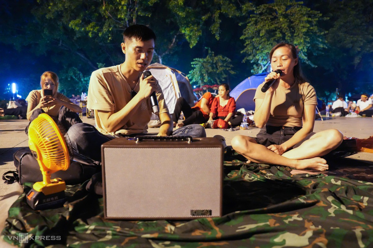 Anh Nguyễn Thành Tâm (35 tuổi, Lạng Sơn) khởi hành từ 6h sáng và có mặt tại Hà Nội lúc 13h. Ngoài đồ ăn, thức uống, chăn màn, anh còn mang theo cả loa đài để phục vụ bà con giải trí trong lúc chờ diễu binh. Ảnh:&nbsp;Tùng Đinh