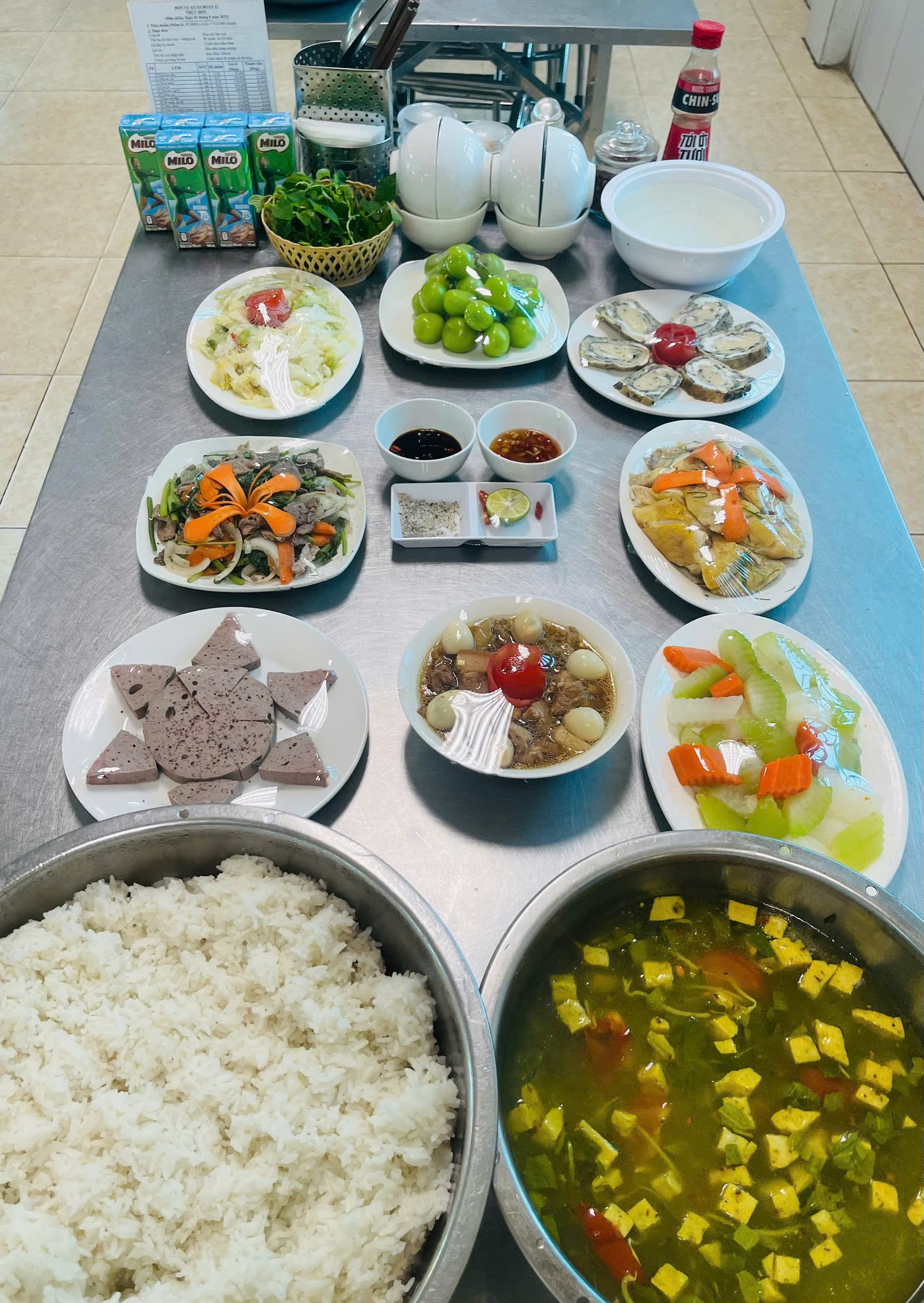 Các món ăn cũng được bếp phục vụ&nbsp;phù hợp với khẩu vị bộ đội từng vùng, miền