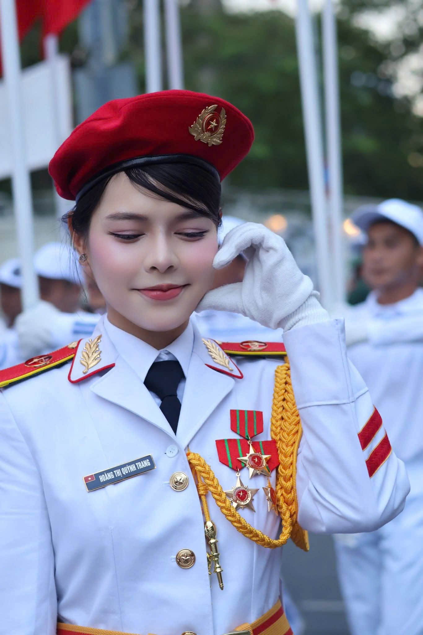 Nữ thượng úy khối Quân nhạc 