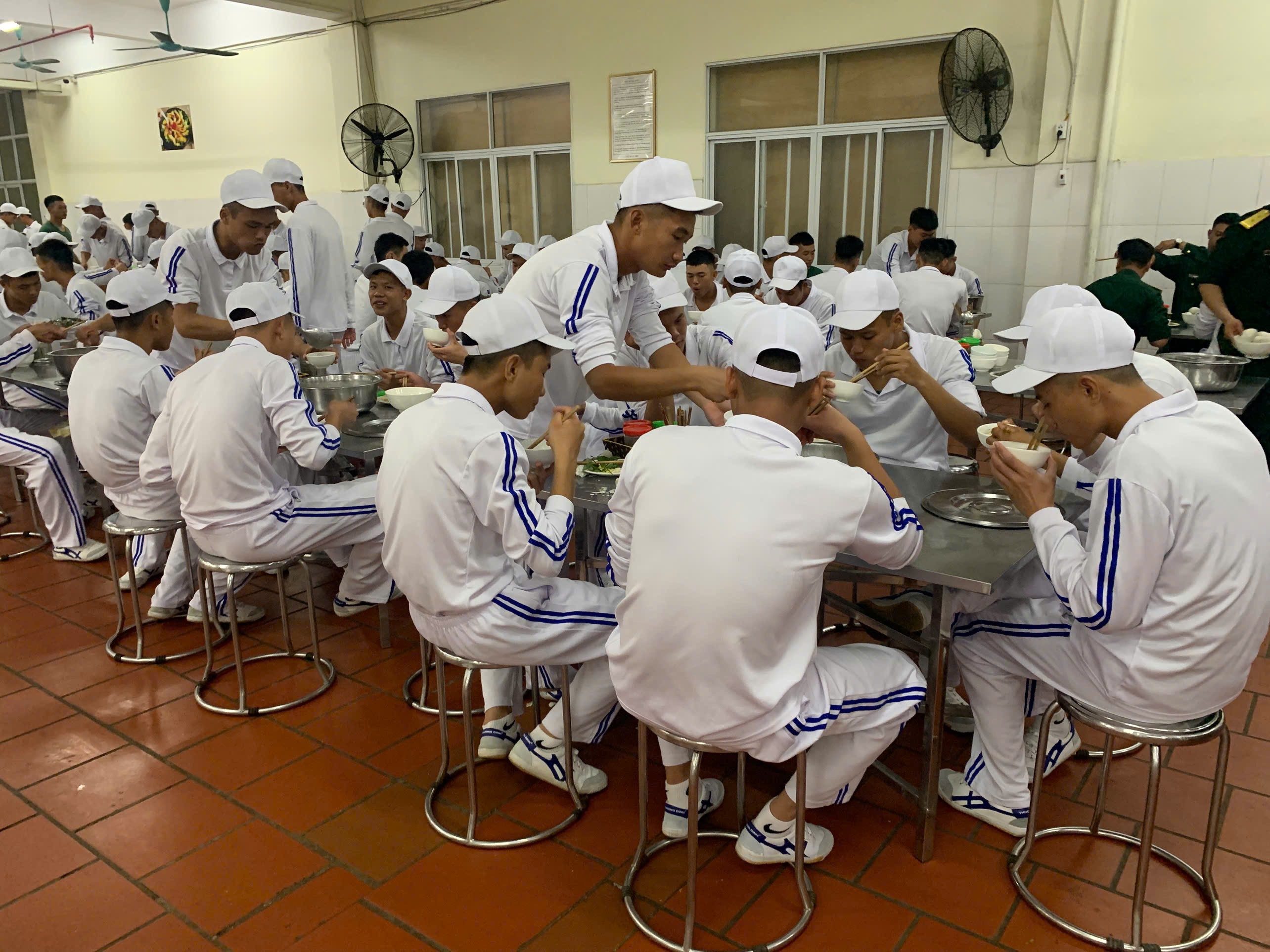 Các chiến sĩ trong khối Hồng kỳ dùng bữa trưa tại căng tin