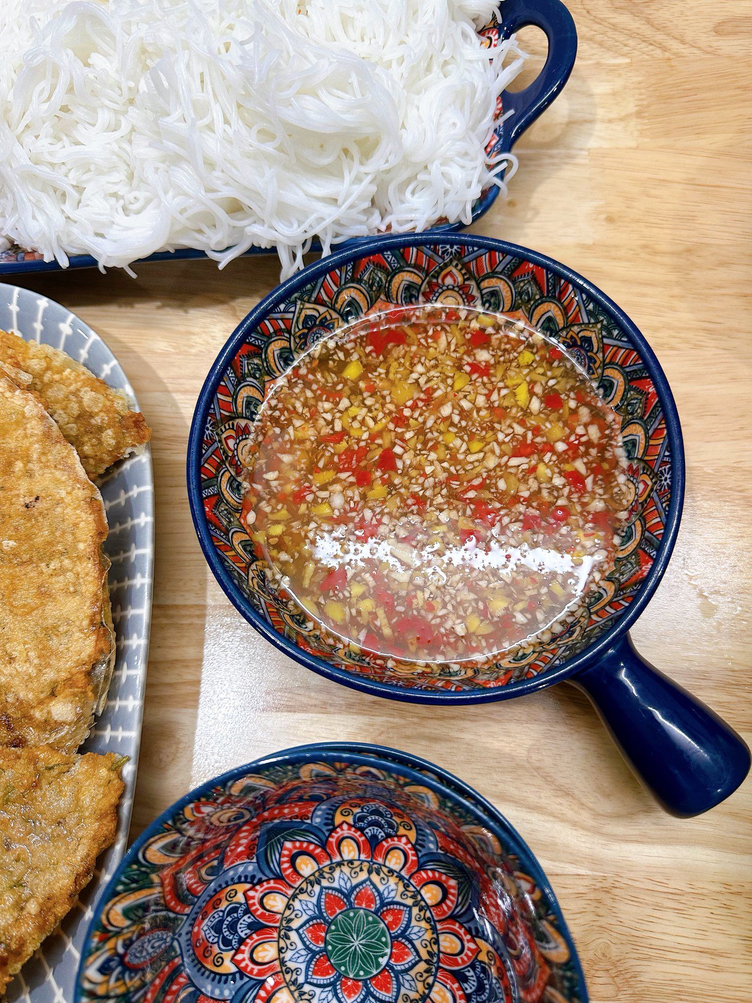 Pha nước mắm chua ngọt, ăn cùng bún siêu ngon.