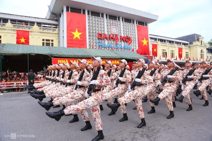 Đoàn chiến sĩ Công an diễu binh qua ga Hà Nội trong buổi tổng duyệt ngày 30/8. Ảnh:&nbsp;Phạm Dự
