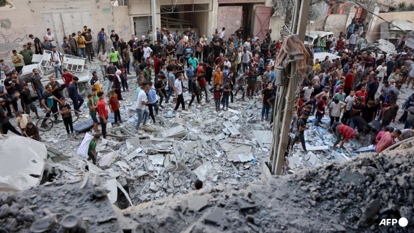 Người dân Palestine tập trung tìm kiếm những người sống sót tại hiện trường vụ không kích của Israel nhằm vào thành phố Gaza vào ngày 30/8/2025. Ảnh: AFP